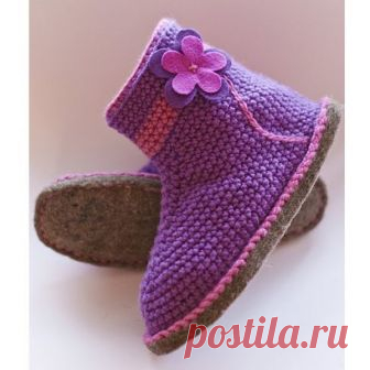 Тапочки крючком Моя мама — большая рукодельница. Многие вещи в ее доме сделаны своими руками, и комнатные тапочки в том числе. Она их вяжет крючком. Для каждого времени года она вяжет разные модели. Зимой это могут быть тапочки-сапожки из натуральной шерсти, а летом шлепанцы из более легкого материала...