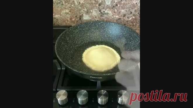 Закрытая пицца на сковороде. Тесто получается очень вкусным и хрустящим