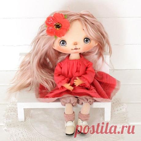 Добрый вечер, мои хорошие))) у меня новая девчушечка, ищем маму, куколка в смешанной технике, ручки до локтя и ножки до колена лепные, голова и тело текстильные, головка поворачивается, волосики козочка, прическу можно менять, куколка ростом 22 см, стоять не умеет, только сидит, утяжелена гранулятом, ручки гнутся, проволочный каркас, платице и ботиночки снимаются, цена 4000 руб + переезд)))