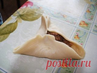 Cлоёная самса с мясом
Ингредиенты:
Для теста:
- Мука — 1 кг
- Вода кипяченая — 2 стакана
- Сливочное масло — 200 г
- Соль — неполная 1 чайная ложка
Для начинки:
- Свинина — 500 г
- Говядина — 500 г
- Лук — 3-4 средние луковицы
- Растительное масло для жарки
Приготовление:
1. В первую очередь давайте приготовим начинку: возьмите 500 г говядины и 500 г свинины, прокрутите через мясорубку. В крайнем случае можно купить готовый фарш, если мало времени. Лук нарезать на средние ...