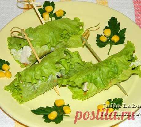 Закуска в листьях салата