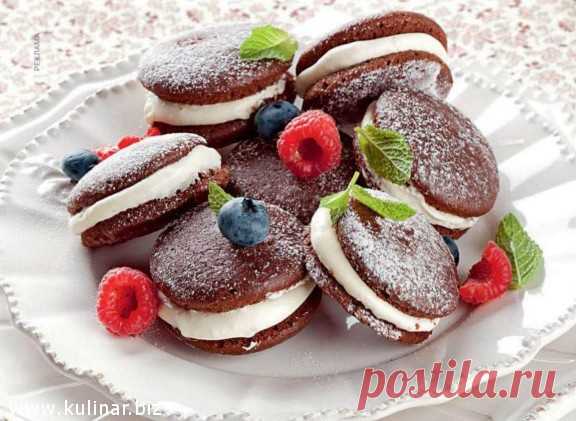 Нежное шоколадное печенье со свежими ягодами