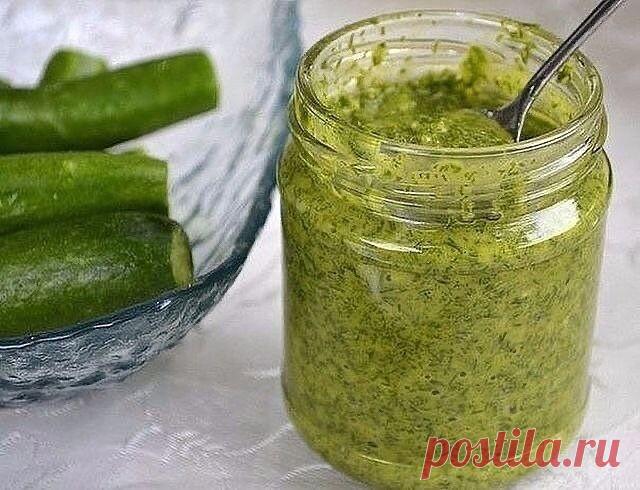 Соус из огурцов - ну очень вкусный.
⠀
Когда я в первый раз приготовила, даже и не думала, что он вызовет такой восторг гостей. Со стола его просто смели и потом попросили добавки. Изумительно ВКУСНЕЙШИЙ и ПРОСТОЙ в приготовлении Соус для Овощей, Мяса, Хлеба и всего того, с чем едят майонез. Особенно с ним вкусны салаты!

Приготовление:
1. Натереть один средний огурец на крупной терке и слегка отжать сок.
2. Добавить 100 гр сливочного мягкого сыра, 2 зубчика изме...