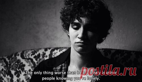 Все говорят, что быть в одиночестве - это так грустно.
А я люблю одиночество. 
Люблю тишину, спокойствие. 
Люблю эту грусть.