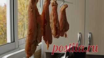Сыровяленая куриная грудка. Проще не бывает Приготовить безумно вкусный деликатес на собственной кухне совершенно не сложно. Куриная грудка получится отменная, а сам процесс приготовления до банальности простой и проверен не один десяток раз. Количество ингредиентов минимальное...