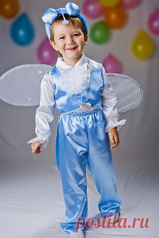 Короткий и веселый стишок-визитка поможет вашему малышу ярко и артистично представить свой карнавальный костюм Комарика на утреннике в детском саду, на новогодней елке или дома на семейном празднике.