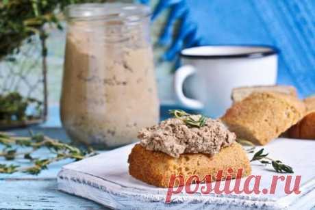 Вкуснее колбасы!  Куриный паштет.
Готовится из куриного филе, причем всего 30 минут: а результат просто поражает! Паштет станет мега-хитом в вашей семье! 
Колбасу больше не покупаем))) 
Просто попробуйте и вы сами всё поймёте. 
Состав продуктов:
филе куриное – 400 грамм, 
70 миллилитров бульона (в котором варили мясо); 
морковь – 200 грамм, 
репчатый лук – 2 штуки, 
масло сливочное – 70 грамм, 
чеснок – 2 зубчика, 
лавровый лист – 1 штука, 
перец душистый – 2 штуки, 
перец черный молотый, сол