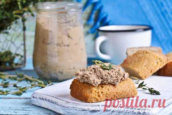Вкуснее колбасы!  Куриный паштет.
Готовится из куриного филе, причем всего 30 минут: а результат просто поражает! Паштет станет мега-хитом в вашей семье! 
Колбасу больше не покупаем))) 
Просто попробуйте и вы сами всё поймёте. 
Состав продуктов:
филе куриное – 400 грамм, 
70 миллилитров бульона (в котором варили мясо); 
морковь – 200 грамм, 
репчатый лук – 2 штуки, 
масло сливочное – 70 грамм, 
чеснок – 2 зубчика, 
лавровый лист – 1 штука, 
перец душистый – 2 штуки, 
перец черный молотый, сол