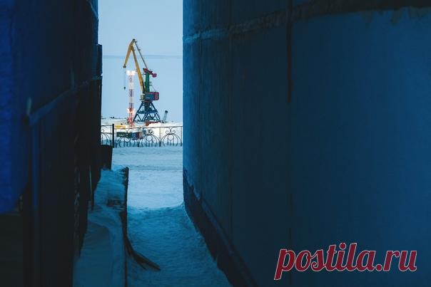 Анадырь — не только самый восточный город России, но и важный морской порт. Снимал Андрей Белавин: nat-geo.ru/community/user/180677