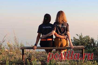 Женщина увидела пост в соцсети и узнала о существовании старшей сестры. В английском Сидли, пригороде Солфорда, графство Большой Манчестер, женщина увидела пост в Facebook и познакомилась с сестрой, которая долгое время жила всего в 15 минутах от нее. Британка связалась с сестрой, и они сразу же нашли общий язык. Спустя шесть месяцев общения по телефону родственницы встретились лично.
