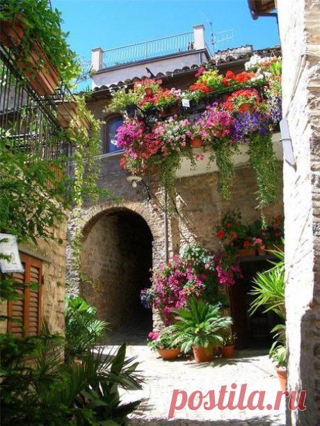 ЦВЕТОЧНЫЕ УЛОЧКИ СПЕЛЛО В ИТАЛИИ