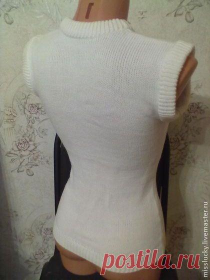 Мягкая, нежная жилетка связана из высококачественной Турецкой полушерстяной пряжи, удобная, классическая модель, можно носить с блузкой, рубашкой, водолазкой.
На заказ выполню другие размеры и любые цвета, срок изготовления при наличии нужного цвета пряжи - 1 день.