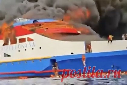 Появились кадры c горящего в Индонезии пассажирского парома