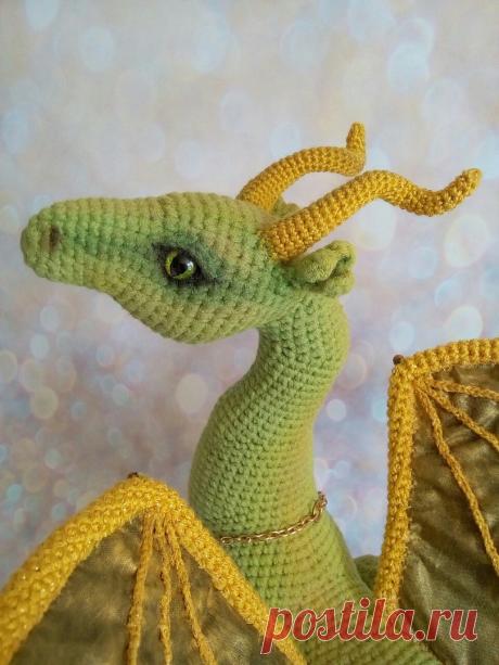 Лесная красавица Элейн он Светланы Табунщиковой. От мордочки и до кончика хвоста - 50 см, в высоту - 25, а размах крыльев у неё - 41 см. Пряжа - зеленая Alize Puffy Season - моток + на хвост Alize Forever. Если вязать полностью из Alize Puffy Season, то потребуется 1,5 мотка. Крючок Кловер №2 и для рожек 1,25.