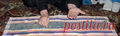 Безземельная технология выращивания рассады.Мастер-класс.

Автор не указан,к сожалению.А метод гениальный!

Нарезаем полоски полиэтиленовой пленки (годится любая - из пакетов, остатки старой от парника): ширина 10 см., длина произвольная.
На пленку укладываем полоску туалетной бумаги.
Туалетную бумагу смачиваем водой.
Потом раскладываем семена (помидоров, перца, баклажанов, капусты и т.д) отступив 1 см от верха и по 2-3 см в ряду.
Затем сверху кладём еще одну полоску туале...