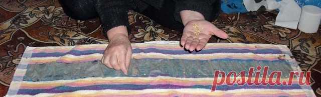 Безземельная технология выращивания рассады.Мастер-класс.

Автор не указан,к сожалению.А метод гениальный!

Нарезаем полоски полиэтиленовой пленки (годится любая - из пакетов, остатки старой от парника): ширина 10 см., длина произвольная.
На пленку укладываем полоску туалетной бумаги.
Туалетную бумагу смачиваем водой.
Потом раскладываем семена (помидоров, перца, баклажанов, капусты и т.д) отступив 1 см от верха и по 2-3 см в ряду.
Затем сверху кладём еще одну полоску туале...