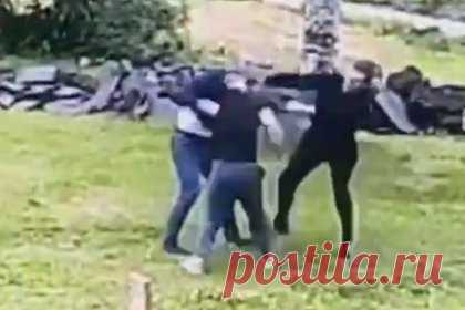Трое мужчин избили раненного в бою участника СВО и попали на видео