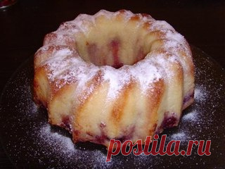 Манник с вишней

1 ст. манки
1 ст. сахара
1 ст. кефира
2 яйца
200 гр замороженой вишни
4 ст. ложки муки
1 чайная ложка разрыхлителя для теста
2 ч ложки ванильного сахара

Смешали кефир с яйцами и всыпали в него манку, сахар, муку, ванилин и разрыхлитель.
Всё оч хорошо перемешали и отставили на 30 мин для разбухания манки... (можно меньше)
пока манка разбухает включили духовку нагреваться.

Вишню присыпали сахаром и перемешали. Достали форму, на дно высыпали 1/3 вишни
затем...