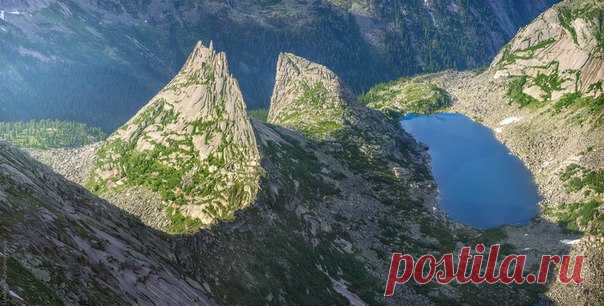 Ергаки, Красноярский край. Парабола и озеро Горных Духов. Автор фото – Константин Цыбин.
