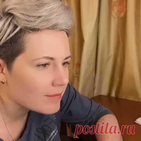 Приходит ко мне клиентка с проблемами в отношениях. 
Работаем. 
Спрашиваю : а ты себя любишь? 
 
Пауза. 
Потом она говорит, что любит, конечно. И хорошо к себе относится. 
 
Ок. 
А в чем это проявляется? 
 
Пауза. Еще длиннее предыдущей. 
 
… 
 
Проявлять любовь к себе можно теми же способами, как и проявление любви к кому-то: 
заботиться, защищать, одобрять, принимать, позволять отдыхать, дарить себе время и подарки. 
 
Действия - и есть выражение любви. 
 
Попробуйте!