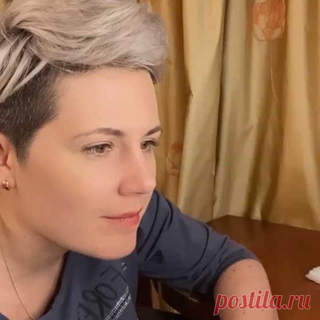Приходит ко мне клиентка с проблемами в отношениях. 
Работаем. 
Спрашиваю : а ты себя любишь? 
 
Пауза. 
Потом она говорит, что любит, конечно. И хорошо к себе относится. 
 
Ок. 
А в чем это проявляется? 
 
Пауза. Еще длиннее предыдущей. 
 
… 
 
Проявлять любовь к себе можно теми же способами, как и проявление любви к кому-то: 
заботиться, защищать, одобрять, принимать, позволять отдыхать, дарить себе время и подарки. 
 
Действия - и есть выражение любви. 
 
Попробуйте!
