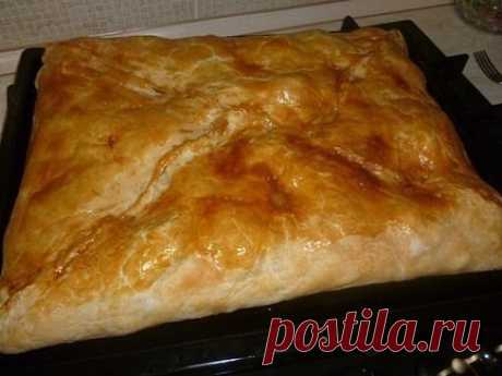 КУБИТЕ
Одно из самых вкусный блюд греческой кухни!
1) слоеное тесто.
2) курица. Курицу порезать на кусочки, посолить, поперчить по вкусу.
3) картофель. Порезанный, как на фото. Также посолить(не много)
4) Лук, порезанный как угодно.
5) Сливочное масло.
6) Яйцо, преимущественно, желток, чтобы сверху смазать пирог, для корочки.
Тесто выкладывается в противень, а в него уже - начинка и все потом заворачивается, как конверт.
на низ - картофель, сверху мясо, сверху лук(на фото еще лук не положили)