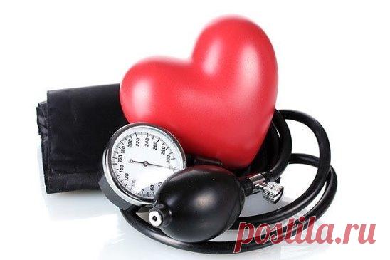 Полезные советы при высоком давлении
Высокое давление — это “бич” не только пожилых людей. Как бороться с недугом без химии? Можно употреблять определённые продукты. Итак, что же стоит внести в рацион, если давление у вас растёт.
Продукты для гипертоников:
1. Нам с детства твердят: “Пейте дети молоко — будете здоровы”. Пословица не утратила своей актуальности и сегодня. Молоко, которое не содержит жир, можно выпивать по 3 стакана в течение дня. В продукте достаточное содержания калия, кальция