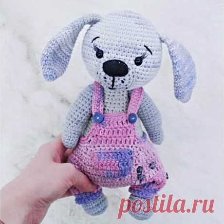 PDF Собачка в комбинезоне крючком. FREE crochet pattern; Аmigurumi doll patterns. Амигуруми схемы и описания на русском. Вязаные игрушки и поделки своими руками  #amimore - Собака, пёс, собачка, щенок, пёсик, dog, puppy, cachorro, perro, cachorrinho, chien, hund, welpe, pies, koira, koer, psa. Amigurumi doll pattern free; amigurumi patterns; amigurumi crochet; amigurumi crochet patterns; amigurumi patterns free; amigurumi today.