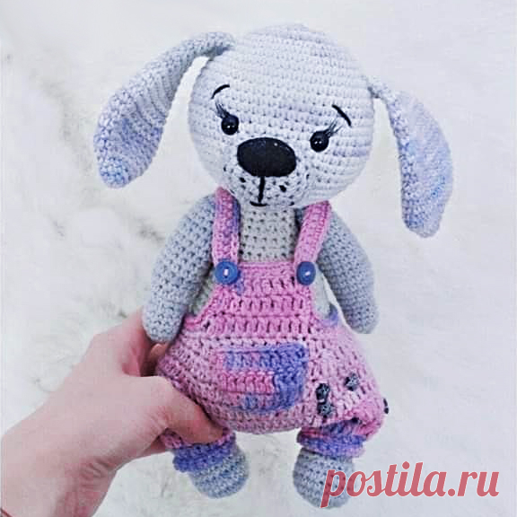 PDF Собачка в комбинезоне крючком. FREE crochet pattern; Аmigurumi doll patterns. Амигуруми схемы и описания на русском. Вязаные игрушки и поделки своими руками  #amimore - Собака, пёс, собачка, щенок, пёсик, dog, puppy, cachorro, perro, cachorrinho, chien, hund, welpe, pies, koira, koer, psa. Amigurumi doll pattern free; amigurumi patterns; amigurumi crochet; amigurumi crochet patterns; amigurumi patterns free; amigurumi today.