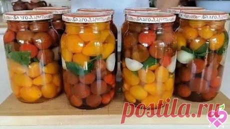 Очень долго не решалась попробовать закрыть такие помидорки, а в прошлом году все таки рискнула! Открыла зимой баночку, и пожалела что не закрывала помидоры так раньше!

ПОМИДОРЫ "МЕДОВЫЕ" НА ЗИМУ 

НЕОБХОДИМЫЕ ИНГРЕДИЕНТЫ:
помидоры (у меня черри) 4 кг 
лук (мелкий) 8-10 шт 
базилик 
горчица (зерна) 1 ч.лож в каждую банку 
рассол: 
на 1 литр воды, 
соль 1 ст.лож 
сахар 3 ст.лож 
мёд 1 ст.лож 
лимонная кислота 1 ч.лож (без верха)

ПРИГОТОВЛЕНИЕ: 
 
Помидоры хорошо помыли и ...