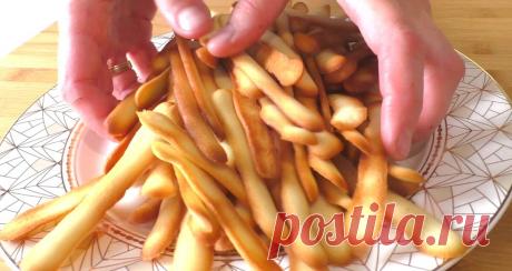 Часто готовлю детям Кошачьи Язычки. Это печенье из простого жидкого теста (к чаю или к кофе)  с добавлением корицы и банана, но с изюминкой в виде двух миндальных орешков. Как бы там ни было, а эти печеньки нравятся всем... А ещё я придумала, как их можно делать в духовке — очень просто, быстро и вкусно.