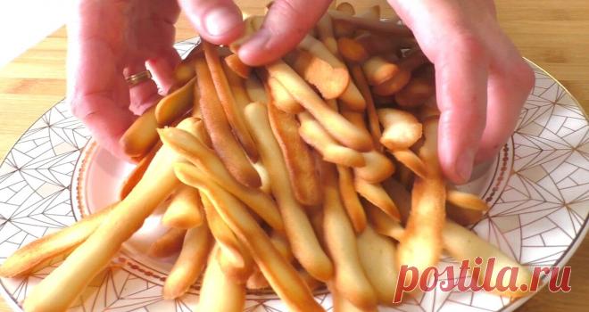 Часто готовлю детям Кошачьи Язычки. Это печенье из простого жидкого теста (к чаю или к кофе)  с добавлением корицы и банана, но с изюминкой в виде двух миндальных орешков. Как бы там ни было, а эти печеньки нравятся всем... А ещё я придумала, как их можно делать в духовке — очень просто, быстро и вкусно.