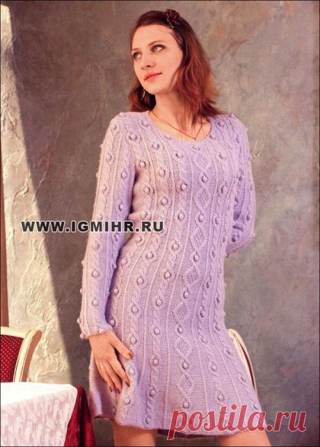 Сиреневое платье с косами, украшенными шишечками. Спицы