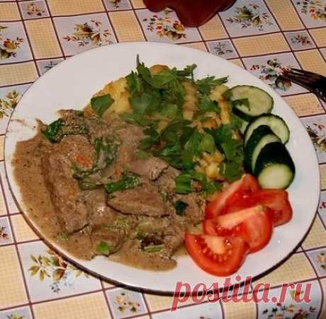 ПЕЧЕНЬ ТУШЕНАЯ С ЛУКОМ И СМЕТАНОЙ 

Печень тушёная с луком и сметаной (4-6 порций)

Ингредиенты:

Печень говяжья – 500 гр.
Лук репчатый – 1 шт.
Сметана – 100 гр.
Соль, специи по вкусу.

Приготовление:

Слегка замороженную печень очистить от плёнок, нарезать тонкими
брусочками. Лук нарезать полукольцами. Ингредиенты выложить в
чашу мультиварки, добавить сметану, соль, специи, перемешать и за-
крыть крышкой.
С помощью кнопки «Выбор режимов» установить программу «Тушение»
на 1 час и нажать start