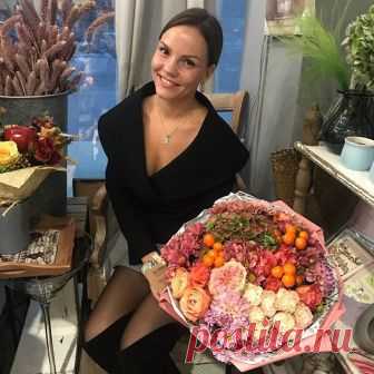 Яркой и солнечной питерской осенью просто невозможно не делать такие же яркие и солнечные букеты☀️☀️☀️Гортензия, кустовая роза и декоративный перчик - красивое и удивительное сочетание от @jolijardin_spb на сегодня😍 #jolijardin_spb #авторскиебукеты #крафтовыебукетыспб #цветыэкополис #осеннийбукет #цветывыборгскоешоссе
🌸🌸🌸
Заказ и #доставкацветов www.jjfleur.ru
WhatsApp/Viber +7 (931) 352 58 57/Direct
Цветочная мастерская JoliJardin
СПб, Выборгское ш. 13
ТК Экополис Премиум