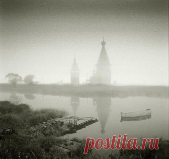 БЕЗГЛАГОЛЬНОСТЬ

Есть в Русской природе усталая нежность,
Безмолвная боль затаённой печали, 
Безвыходность горя,
безгласность, безбрежность,
Холодная высь, уходящие дали. 

Приди на рассвете на склон косогора, - 
Над зябкой рекою дымится прохлада, 
Чернеет громада застывшего бора, 
И сердцу так больно, и сердце не радо.

Недвижный камыш. Не трепещет осока.
Глубокая тишь. Безглагольность покоя.
Луга убегают далёко-далёко. 
Во всём утоленье, глухое, немое.

Войди на закате, ...