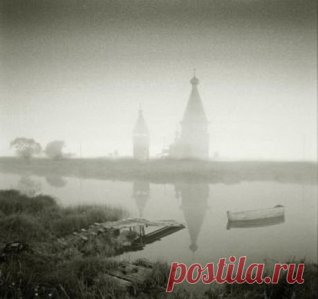 БЕЗГЛАГОЛЬНОСТЬ

Есть в Русской природе усталая нежность,
Безмолвная боль затаённой печали, 
Безвыходность горя,
безгласность, безбрежность,
Холодная высь, уходящие дали. 

Приди на рассвете на склон косогора, - 
Над зябкой рекою дымится прохлада, 
Чернеет громада застывшего бора, 
И сердцу так больно, и сердце не радо.

Недвижный камыш. Не трепещет осока.
Глубокая тишь. Безглагольность покоя.
Луга убегают далёко-далёко. 
Во всём утоленье, глухое, немое.

Войди на закате, ...