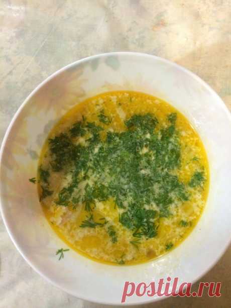 НЕЖНЫЙ РЫБНЫЙ СУПЧИК
красная рыба (форель или семга), картофель,морковь,лук репка
помидоры,сливки,сл. масло,укроп, соль, перец, лаврушка.
Красную рыбу, лук и картофель порезать кубиком. Морковь потереть на мелкой тёрке. Помидоры подержать немного в кипятке, очистить от кожуры и нарезать кубиком. Морковь и лук спассеровать на сливочном масле, добавить порезанные помидоры и потушить минут 5-10. Выложить в кипящую воду, добавить картофель. Варить до полу готовности картофеля.  добавить рыбу спец