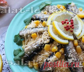 Шпротный салат с сухариками, рецепт с фото