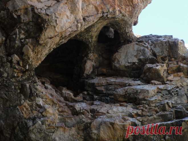 Внутренние небольшие пещерки настоящая находка для любителей альпинизма...