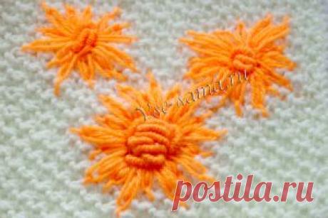 Вышитые хризантемы на вязаном полотне