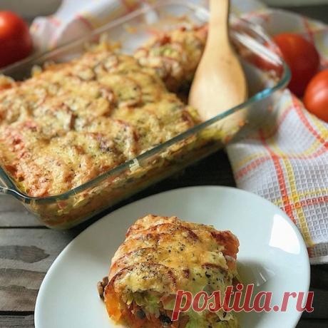 КАБАЧКОВАЯ ЛАЗАНЬЯ С ШАМПИНЬОНАМИ
⠀
Здесь не нужны четкие пропорции, пишу в рецепте количество продуктов, которое взяла я, а вы ориентируйтесь по своим вкусам 
Готовила в большой стеклянной форме для запекания.
⠀
Понадобятся:
880 гр кабачков
370 гр моркови
400 гр свежих шампиньонов
2 больших томата
1 луковица
150 гр сыра (у меня Arla Natura)
150 гр йогурта (у меня активиа в зеленой баночке, не питьевой)
Соль
Приправы по вкусу (мельница из 4 видов перцев и итальянские травы...