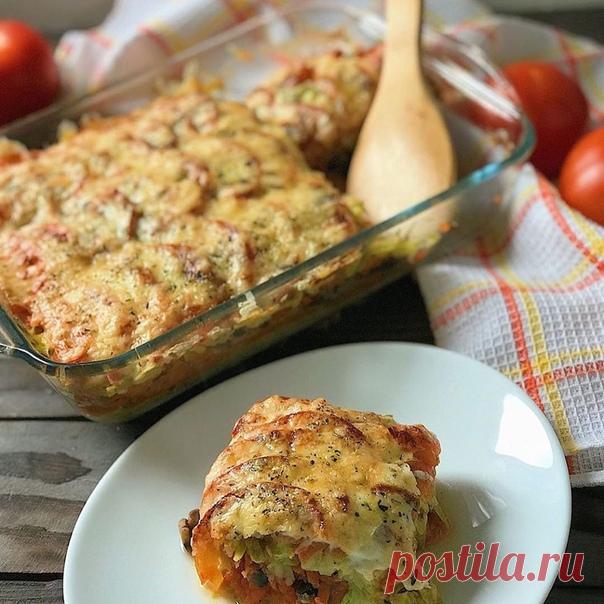 КАБАЧКОВАЯ ЛАЗАНЬЯ С ШАМПИНЬОНАМИ
⠀
Здесь не нужны четкие пропорции, пишу в рецепте количество продуктов, которое взяла я, а вы ориентируйтесь по своим вкусам 
Готовила в большой стеклянной форме для запекания.
⠀
Понадобятся:
880 гр кабачков
370 гр моркови
400 гр свежих шампиньонов
2 больших томата
1 луковица
150 гр сыра (у меня Arla Natura)
150 гр йогурта (у меня активиа в зеленой баночке, не питьевой)
Соль
Приправы по вкусу (мельница из 4 видов перцев и итальянские травы...
