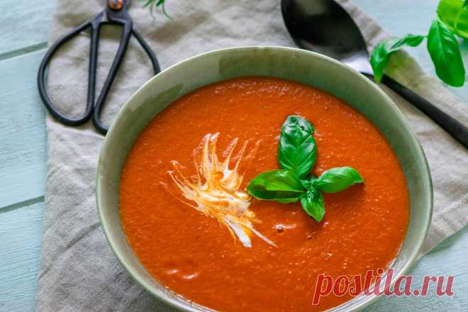 Cremige Tomatensuppe - ofengeröstet, frisch & mega lecker Frische Tomatensuppe mit ofengerösteten Tomaten, cremig püriert und sehr aromatisch. Auch als Tomatencremesuppe ein echter Genuss.