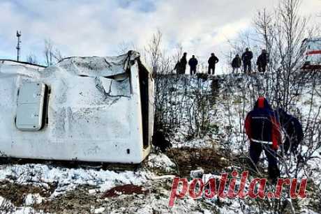 Автобус с 18 пассажирами перевернулся в российском регионе. Автобус с 18 пассажирами, среди которых семь детей, перевернулся и съехал в кювет в Мурманской области. По данным регионального управления МЧС, в результате ДТП есть пострадавшие, точное число не называется. Все произошло на дороге Мишуково — Снежногорск. К месту аварии направились полицейские и спасатели.