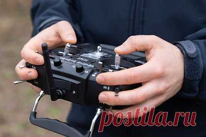 В России изучили захваченный в целости украинский FPV-дрон. Российские специалисты изучили захваченный в целости украинский FPV-дрон, пишет РИА Новости. Уточняется, что дрон имел стандартную раму семь дюймов. Также он был оборудован устройством удаленного взведения, видеопередатчиком, камерой FPV и бесколлекторными моторами китайского производства.