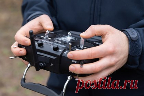 В России изучили захваченный в целости украинский FPV-дрон. Российские специалисты изучили захваченный в целости украинский FPV-дрон, пишет РИА Новости. Уточняется, что дрон имел стандартную раму семь дюймов. Также он был оборудован устройством удаленного взведения, видеопередатчиком, камерой FPV и бесколлекторными моторами китайского производства.