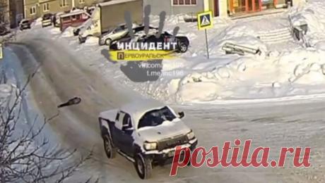 На Урале водитель проехал по ребенку и привез его в травмпункт. В Первоуральске Свердловской области на пешеходном переходе водитель Toyota Tundra сбил 10-летнего мальчика и проехал по нему. Как сообщил источник &quot;Газеты.Ru&quot; в травмпункте, сразу после происшествия водитель сам доставил ...