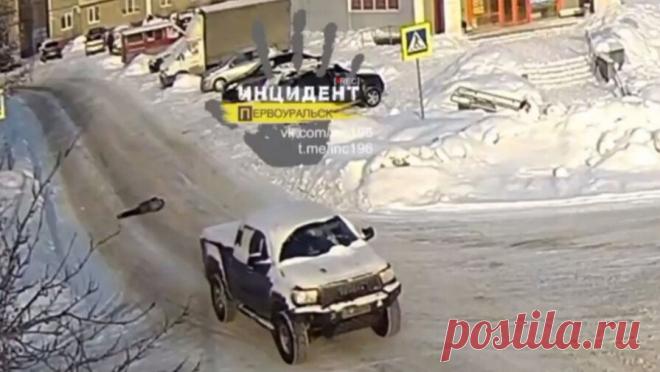 На Урале водитель проехал по ребенку и привез его в травмпункт. В Первоуральске Свердловской области на пешеходном переходе водитель Toyota Tundra сбил 10-летнего мальчика и проехал по нему. Как сообщил источник "Газеты.Ru" в травмпункте, сразу после происшествия водитель сам доставил ...