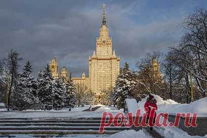 В МГУ оценили вероятность отчисления Алисы Тепляковой после скандала на экзамене. Девятилетняя студентка факультета психологии МГУ имени Ломоносова Алиса Теплякова действительно получила неудовлетворительную оценку на экзамене, после которого ее отец Евгений устроил скандал в вузе, но она может ее исправить и продолжить учиться дальше, заявила пресс-секретарь психфака.